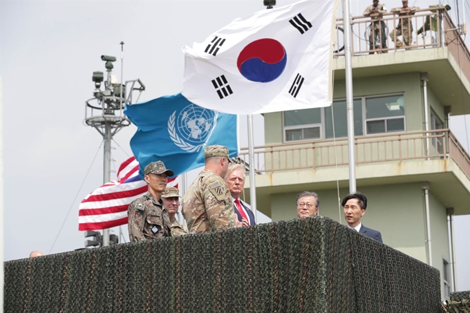 문재인 대통령과 도널드 트럼프 미국 대통령이 지난달 30일 비무장지대(DMZ) 최북단 초소인 오울렛 초소를 찾아 유엔군의 설명을 듣고 있다. 파주=류효진 기자