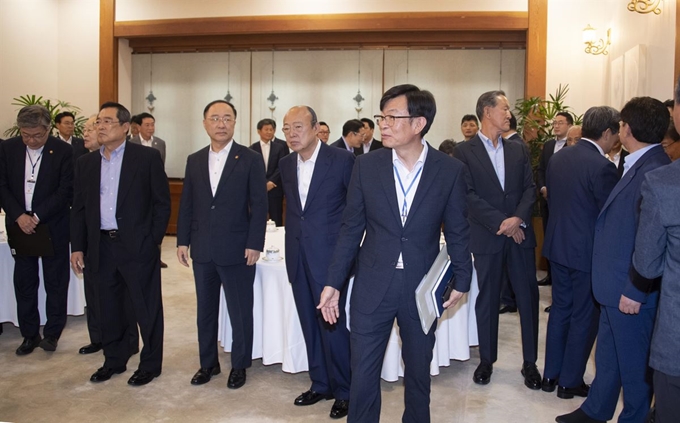 10일 청와대 본관 충무실에서 열린 경제계 주요인사 초청 간담회에 앞서 김상조 정책실장이 참석자들의 간담회장 입장을 안내하고 있다. 류효진 기자