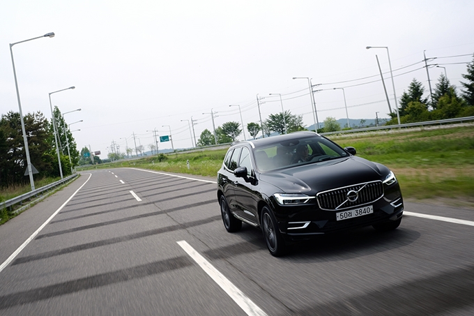 볼보 XC60 T8은 전동화에 대한 볼보의 비전을 엿볼 수 있는 존재다.