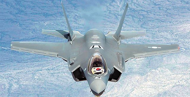 F-35A 스텔스 전투기가 3월 미국 애리조나주 루크 기지에서 이륙한 뒤 목적지인 공군 청주기지를 향해 비행하고 있다. 방위사업청 제공