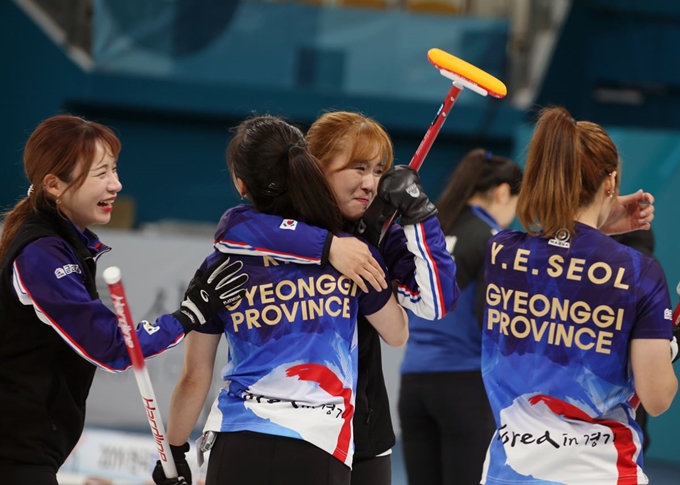 11일 오후 강릉컬링센터에서 열린 2019 한국컬링선수권대회 여자부 결승전에서 금메달이 확정되는 순간 경기도청 컬링팀이 서로 기쁨을 나누고 있다. 강릉=연합뉴스