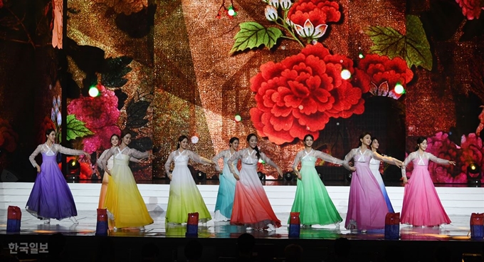 11일 오후 서울 경희대학교 평화의 전당에서 열린 미스코리아 2019 본선에서 참가자들이 공연을 선보이고 있다. 한국일보 DB