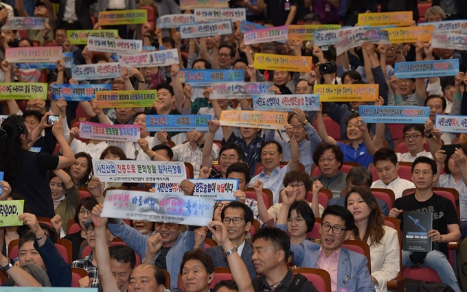 12일 서울 국회 의원회관에서 열린 '사진산업진흥법 제정을 위한 공청회'에서 참석자들이 사진산업진흥법 제정을 촉구하는 퍼포먼스를 하고 있다. 사진공동취재단