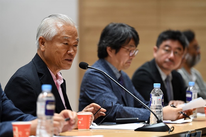 12일 서울 여의도 국회 의원회관에서 열린 '사진산업진흥법 제정을 위한 공청회'에서 오상조 광주대학교 명예교수가 좌장으로 참석해 인사말을 하고 있다. 사진공동취재단