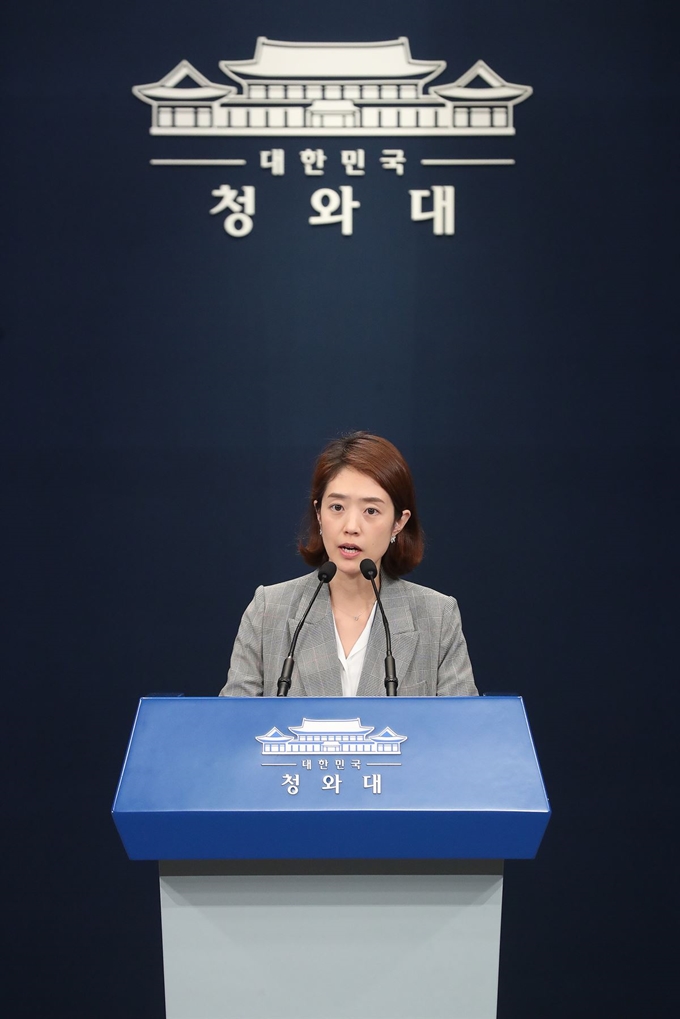 = 12일 오후 청와대에서 고민정 대변인이 일본 수출규제 조치관련 브리핑에서 취재진의 질문에 답하고 있다. 연합뉴스