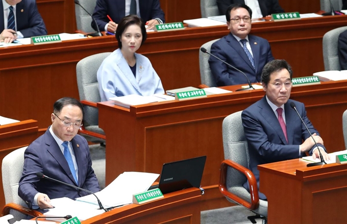 이낙연(앞줄 오른쪽) 국무총리와 홍남기(앞줄 왼쪽) 경제부총리 겸 기획재정부 장관 등 국무위원들이 12일 국회 예산결산특별위원회 전체회의에 자리하고 있다. 연합뉴스