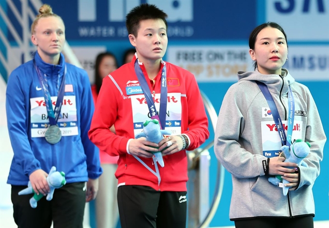 김수지(오른쪽)가 13일 광주 남부대 시립국제수영장에서 열린 2019 광주세계수영선수권대회 다이빙 여자 1ｍ 스프링보드 결승에서 동메달을 차지한 뒤 메달을 목에 걸고 시상식을 나서고 있다. 광주=연합뉴스