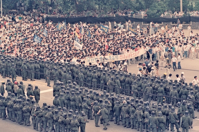 이한열 열사 장례식 전날인 1987년 7월 8일 연세대 앞 시위. 주리시 교수 촬영ㆍ이한열기념사업회 제공