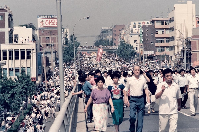 이한열 열사 장례식이 열린 1987년 7월 9일 서울 마포구 아현고가도로를 시민들이 가득 메웠다. 시민들 뒤로 멀리 이 열사 영정이 보인다. 주리시 교수 촬영ㆍ이한열기념사업회 제공