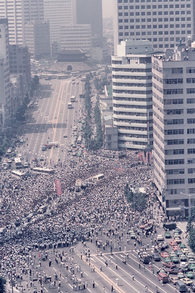 1987년 7월 9일 이한열 열사 운구행렬이 서울 서소문로를 지나 서울시청 앞으로 향하고 있다. 주리시 교수 촬영ㆍ이한열기념사업회 제공