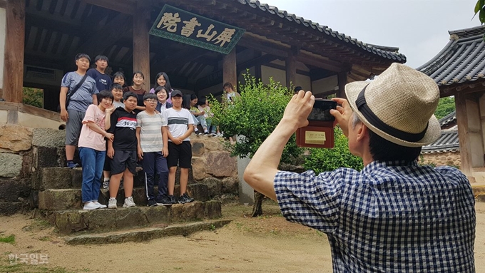 전남 강진군 성전중 학생과 교사들이 15일 경북 안동 병산서원 입교당 계단에 서서 기념촬영을 하고 있다. 류수현기자 suhyeonryu@hankookilbo.com