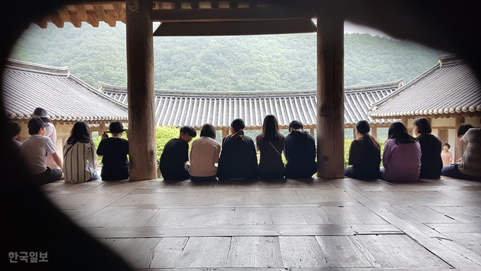 전남 성전중 학생들이 15일 경북 안동시 병산서원 입교당에 걸터 앉아 만대루를 바라보고 있다. 류수현기자 suhyeonryu@hankookilbo.com