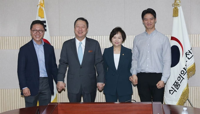 박용만(왼쪽에서 두번째) 대한상의 회장이 15일 공유주방 규제 완화를 결정한 서울 목동 서울지방식품의약품안전청을 찾아 이의경(왼쪽 세번째) 식약처장, 김기웅 공유주방 위쿡 대표, 양승만 그래잇 대표와 함께 기념촬영을 하고 있다. 대한상의 제공