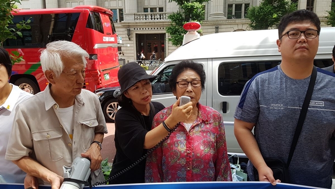 일제 강점기에 근로정신대로 일본으로 건너가 노역에 시달렸던 양금덕(88) 할머니가 지난달 27일 미쓰비시중공업 본사 앞에서 "죽기 전에 일본 정부의 사죄를 받고 싶다"고 말하고 있다. 도쿄=연합뉴스