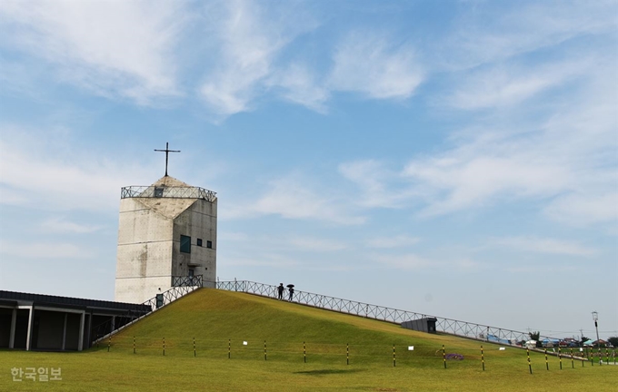 당진 합덕읍 신리성지. 깔끔하게 정돈된 잔디밭 위로 순교미술관 상층부만 하늘로 돌출돼 있다. 조경이 아름다워 예쁜 사진을 찍으려는 이들이 자주 찾는데, 성당 측은 관광지가 아니라 종교시설인 만큼 기본 에티켓은 지켜달라고 당부한다. 당진=최흥수 기자