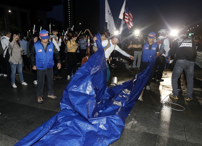 16일 오전 서울 광화문광장에서 우리공화당 관계자들이 천막을 자진 철거 하고 있다. 뉴시스