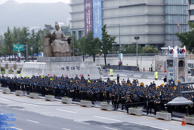 16일 오전 서울 광화문광장에 우리공화당의 천막을 철거하기 위한 서울시의 행정대집행 현장에 경찰 병력이 배치돼 있다. 뉴시스