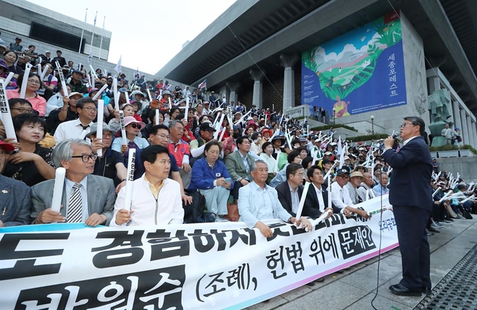 광화문광장에 불법 설치된 우리공화당 천막에 대한 행정대집행이 예정된 16일 조원진 공동대표가 세종문화회관 앞에서 집회를 벌이고 있다. 연합뉴스