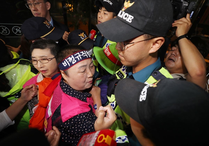 전국학교비정규직연대회의 조합원들이 지난 11일 인천시 연수구 오크우드호텔 입구에서 전국시도교육감협의회에 참석하는 교육감들과 면담을 요구하며 경찰과 대치 중이다. 연합뉴스