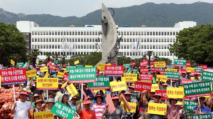 한국농업경영인 합천창녕연합회가 16일 오후 경남도청 앞에서 마늘·양파 가격 폭락에 대한 정부 대책을 촉구하는 집회를 하고 있다. 연합뉴스