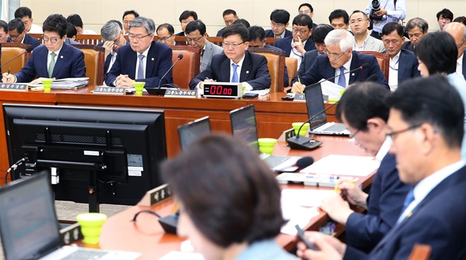 15일 열린 국회 환경노동위원회 전체회의에서 탄력적 근로시간제 단위기간을 확대하는 근로기준법 개정안에 대한 논의가 진행됐으나 결론을 내지 못했다. 뉴스1