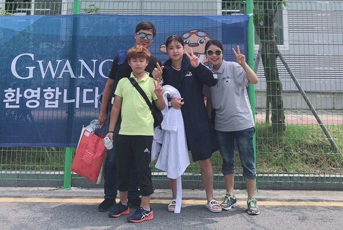 한국 여자숙구 사상 첫 골의 주인공인 경다슬(오른쪽 두번째)과 그의 가족. 경다슬 제공