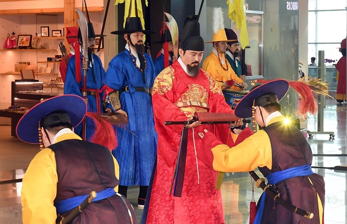 [저작권 한국일보]16일 인천국제공항 제2여객터미널 3층 출국장 한국전통문화센터 서관 앞에서 수문장 임명식이 열리고 있다. 한국문화재재단은 지난 4월 인천공항에서 시범적으로 선보인 수문장 교대식을 이번 임명식을 계기로 정식 운영한다. 수문장 교대식은 화요일을 제외한 날 정오와 오후 1시 30분, 3시에 열린다.서재훈 기자