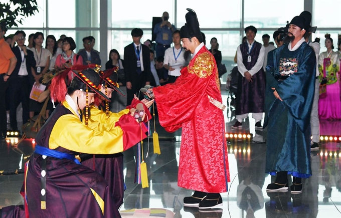 [저작권 한국일보] 16일 인천국제공항 제2여객터미널 3층 출국장 한국전통문화센터 서관 앞에서 수문장 임명식이 진행되고 있다. 한국문화재재단은 지난 4월 인천공항에서 시범적으로 선보인 수문장 교대식을 이번 임명식을 계기로 정식 운영한다. 수문장 교대식은 화요일을 제외한 날 정오와 오후 1시 30분, 3시에 열린다.서재훈 기자