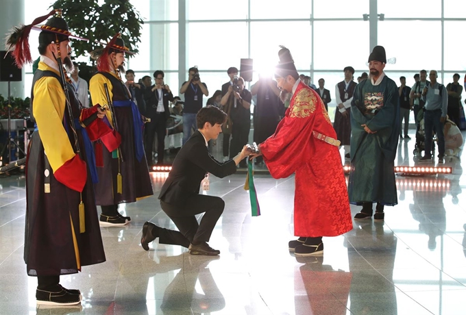 16일 오후 인천공항 제2터미널 한국전통문화센터 서관 앞에서 열린 공항 수문장 임명의식에서 지난 5월 12일 인천공항에서 심폐소생술을 해 스위스 여행객을 살린 이성완 씨가 명예 수문장으로 임명되고 있다. 영종도=연합뉴스