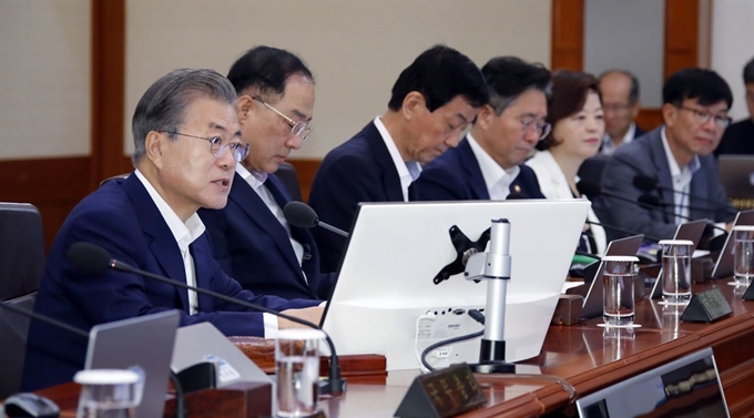 문재인 대통령이 16일 오전 청와대에서 국무회의를 주재하고 있다. 연합뉴스