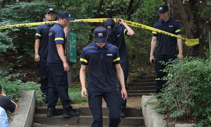 16일 오후 정두언 전 새누리당 의원이 숨진 채 발견된 서울 서대문구 홍은동 한 야산 입구를 경찰이 통제하고 있다. 연합뉴스