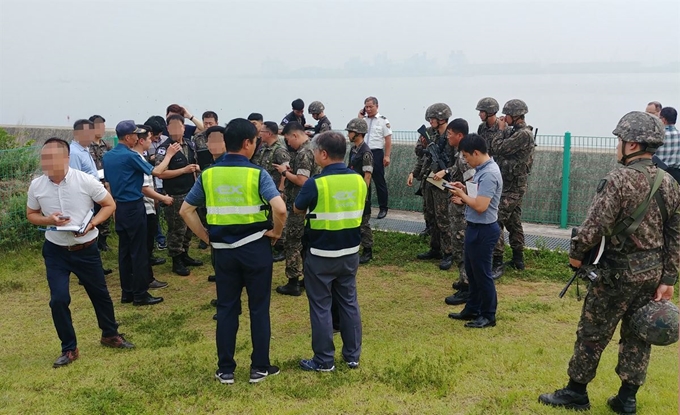 합동참모본부 관계자들이 17일 충남 당진 서해안고속도로 행담도 휴게소 인근에서 "해상에서 잠수함의 잠망경 추정 물체를 봤다"는 신고에 관해 확인 작업을 하고 있다. 연합뉴스