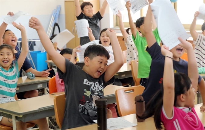 17일 전북 전주시 대정초등학교에서 여름방학을 맞은 학생들이 방학계획서를 들며 기쁨을 표현하고 있다. 뉴스1