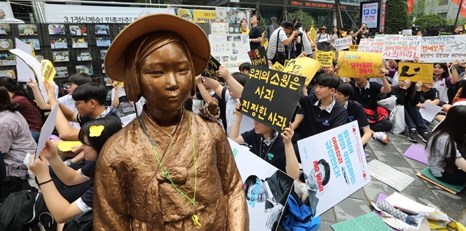 17일 서울 종로구 옛 일본대사관 앞에서 열린 일본군성노예제 문제 해결을 위한 제1396차 정기수요시위에서 참가자들이 일본의 진정한 사과를 촉구하고 있다. 뉴스1