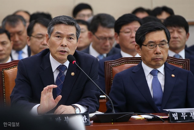 정경두 국방장관이 16일 국회 법사위원회에서 답변 하고 있다. 오대근기자