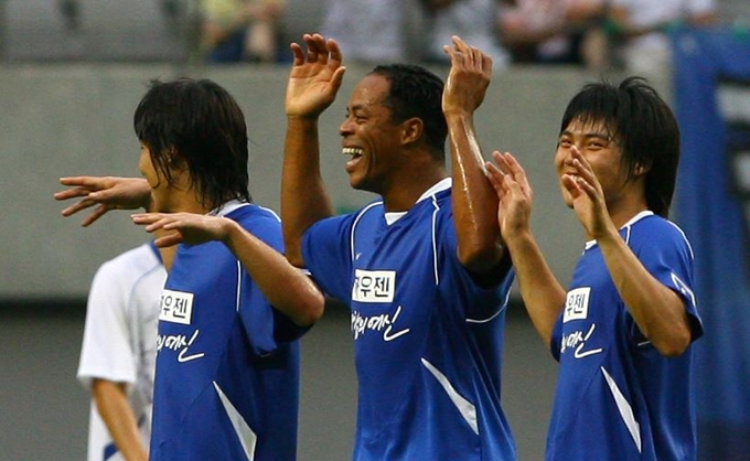 지난 2007년 서울월드컵경기장에서 열린 프로축구 K리그 올스타전에서 해트트릭을 기록한 데닐손이 이근호 등 팀 동료들과 함께 마빡이 세리머니를 선보이고 있다. 연합뉴스