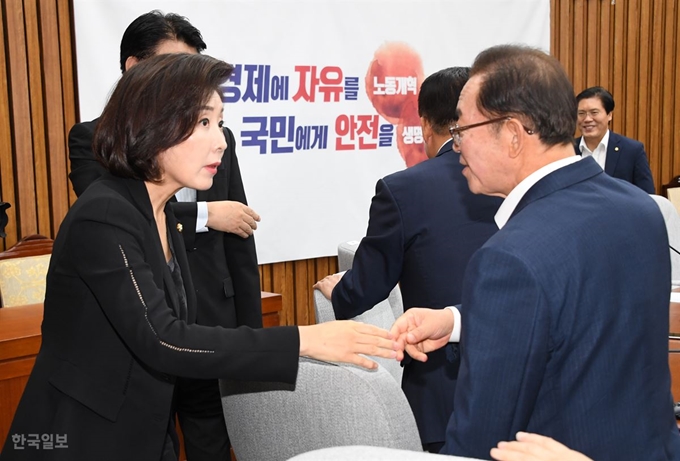 자유한국당 나경원 원내대표가 16일 국회에서 열린 원내대책회의에 참석하며 경찰 조사를 통보 받은 이종배 의원과 대화하고 있다. 오대근기자