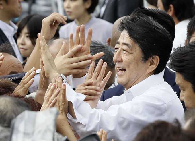 아베 신조(安倍晋三) 일본 총리가 4일 참의원 선거가 고시된 가운데 후쿠시마(福島)현 후쿠시마시에서 첫 유세에 나서 지지자들과 인사하고 있다. 후쿠시마=교도 연합뉴스)