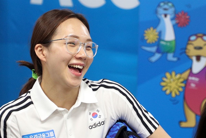 한국 경영 국가대표팀의 김서영이 17일 오후 광주세계수영선수권대회 선수촌 아파트에서 입촌을 기다리며 동료들과 함께 이야기를 나누고 있다. 광주=뉴스1