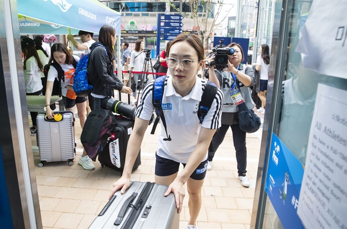 한국 경영 국가대표팀의 김서영이 17일 광주세계선수권대회 선수촌에 도착해 웰컴센터로 향하고 있다. 광주=연합뉴스