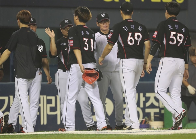 17일 잠실 두산전에서 6-4로 승리한 KT 선수들이 경기 후 코칭스태프와 하이파이브를 하고 있다. 뉴시스