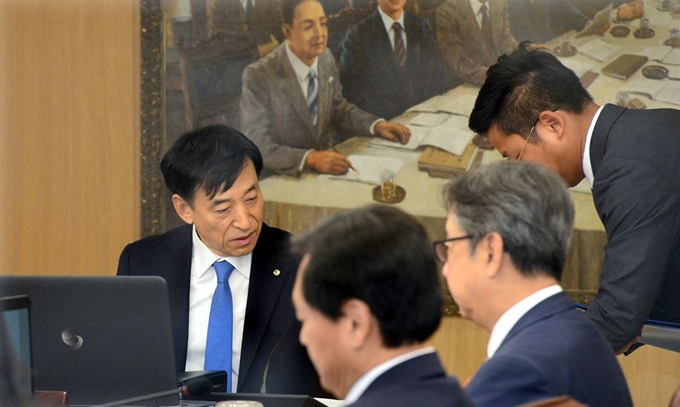 이주열 한국은행 총재가 18일 오전 서울 중구 한국은행에서 열린 금융통화위원회를 열기 전 직원으로부터 보고를 받고 있다. 연합뉴스