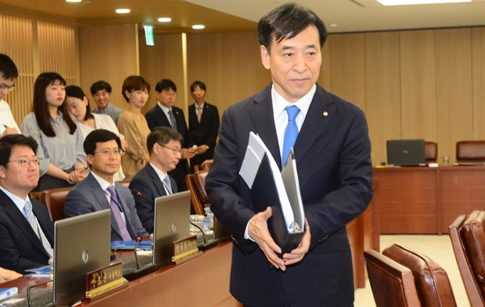 이주열 한국은행 총재가 18일 오전 서울 중구 한국은행에서 열린 금융통화위원회장으로 입장하고 있다. 연합뉴스