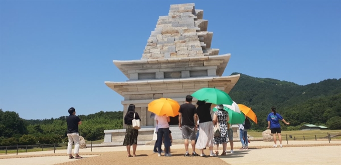 관람객들이 미륵사지석탑을 둘러보고 있다.