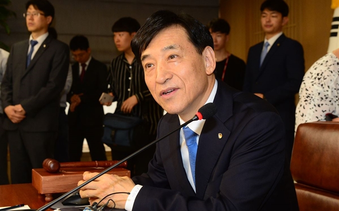 이주열 한국은행 총재가 18일 오전 서울 중구 한국은행에서 열린 금융통화위원회에서 인사말을 하고 있다. 연합뉴스