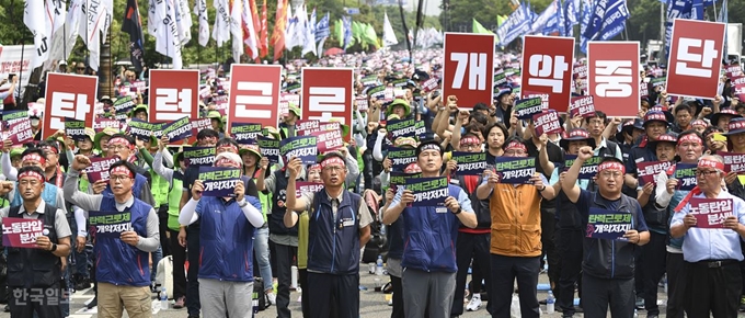 전국민주노동조합총연맹(민주노총)이 18일 오후 서울 여의도 국회의사당 건너편에서 전국 동시 총파업 대회를 열고 탄력근로제 개악중단 구호를 외치고 있다. 이한호 기자