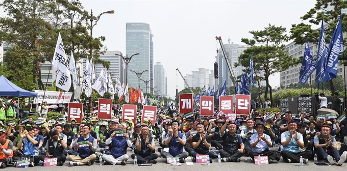 민주노총 조합원 7,000여 명이 18일 오후 서울 여의도 국회의사당 건너편에서 전 조직 전국 동시 총파업 대회를 진행하고 있다. 이한호 기자