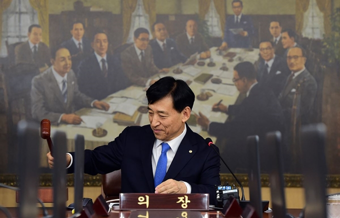 이주열 한국은행 총재가 18일 서울 중구 한국은행에서 열린 금융통화위원회 본회의에서 의사봉을 두드리고 있다. 이한호 기자