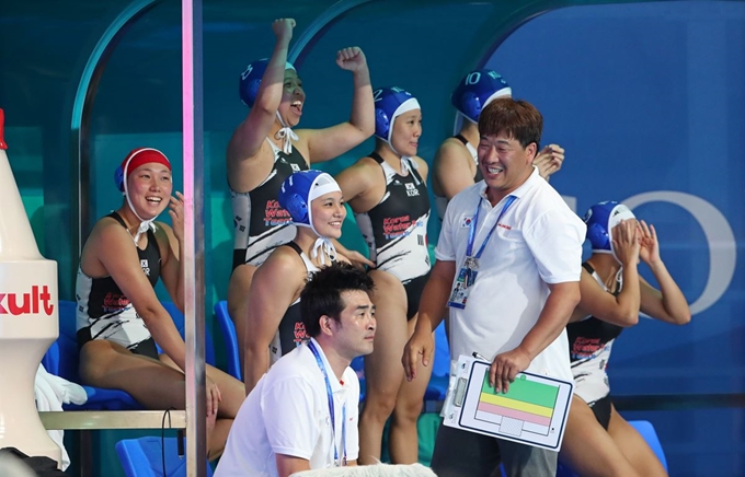 18일 광주 남부대 수구경기장에서 열린 2019 광주세계수영선수권대회 수구 여자부 조별리그 B조 3차전 한국과 캐나다의 경기에서 한국 경다슬의 골에 선수들이 환호하고 있다. 광주=연합뉴스