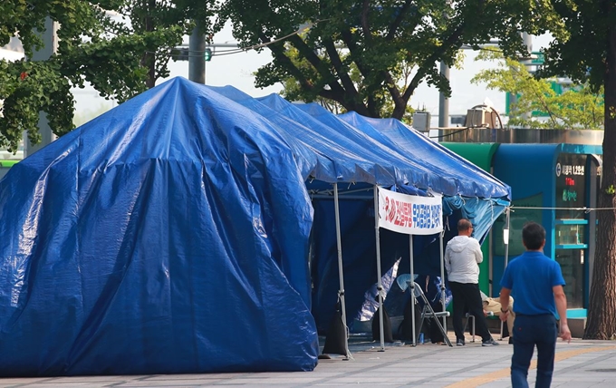 19일 오전 서울 세종대로 광화문광장 인근 서울파이낸스센터(SFC) 빌딩 앞에 우리공화당의 천막이 설치돼 있다. 연합뉴스